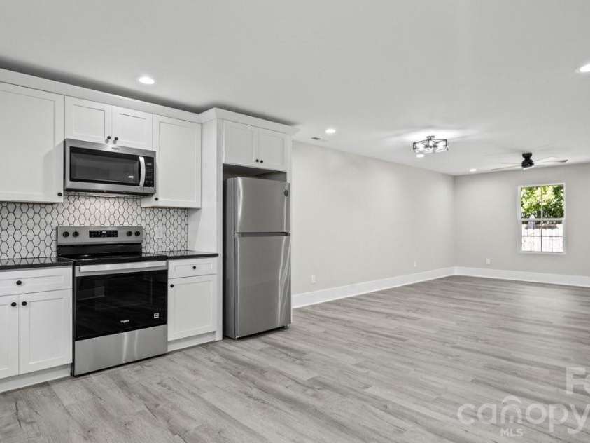 3320 Boyd Street, Charlotte, NC 28208.  MLS# CAR4380768, YatesRealty ID 27818. 3320 Boyd St, Unit: B - Kitchen View