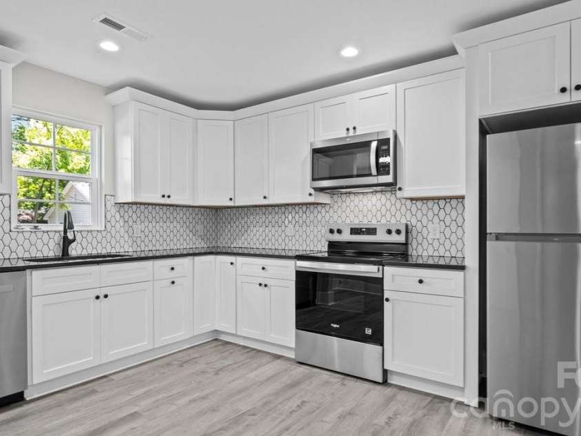 3320 Boyd Street, Charlotte, NC 28208.  MLS# CAR4380768, YatesRealty ID 27818. 3320 Boyd St, Unit: B - Kitchen View