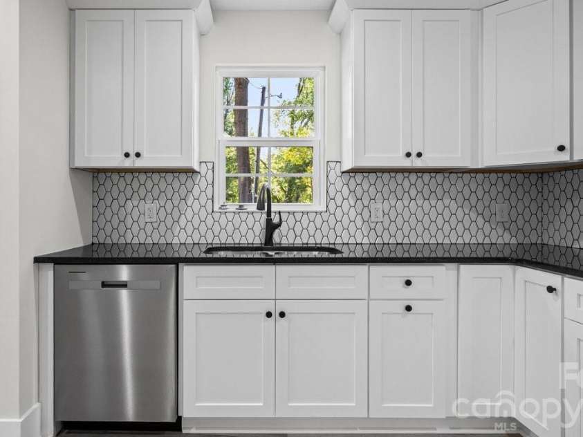 3320 Boyd Street, Charlotte, NC 28208.  MLS# CAR4380768, YatesRealty ID 27818. 3320 Boyd St, Unit: B - Kitchen View