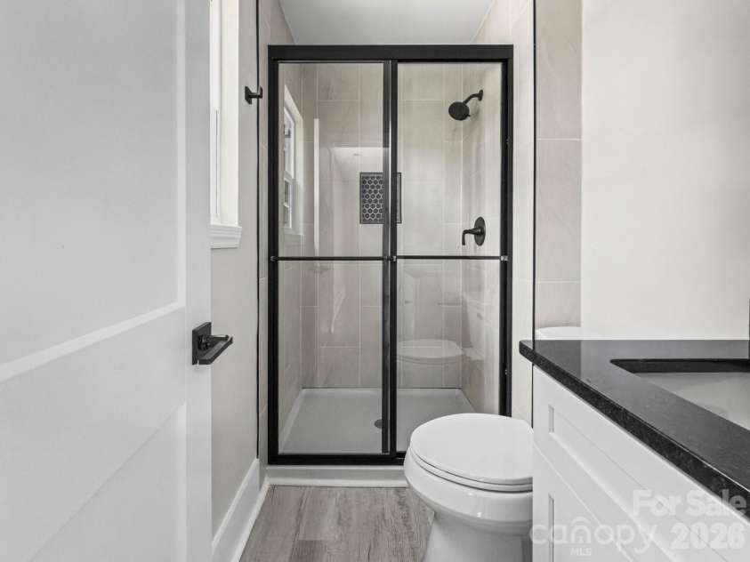 3320 Boyd Street, Charlotte, NC 28208.  MLS# CAR4380768, YatesRealty ID 27818. 3320 Boyd St, Unit: B - Master Bathroom