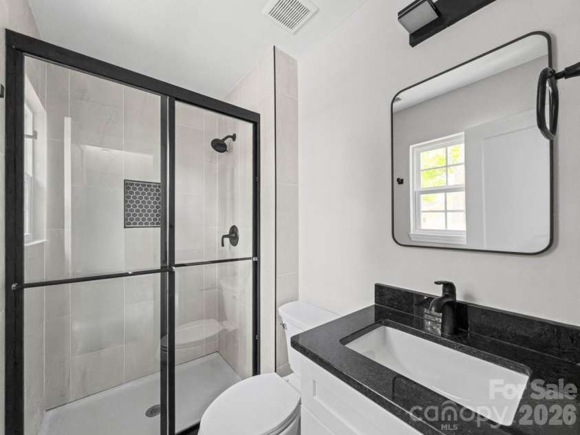 3320 Boyd Street, Charlotte, NC 28208.  MLS# CAR4380768, YatesRealty ID 27818. 3320 Boyd St, Unit: B - Master Bathroom
