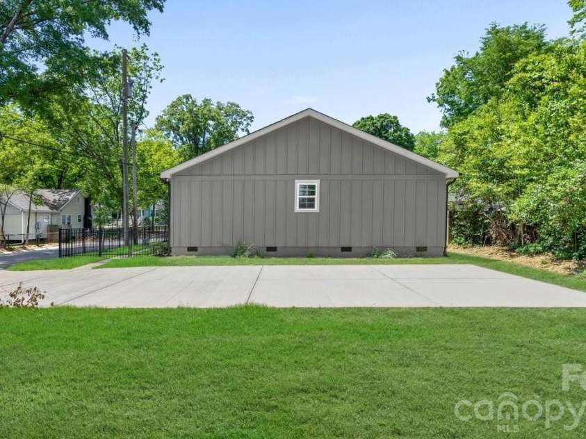 3320 Boyd Street, Charlotte, NC 28208.  MLS# CAR4380768, YatesRealty ID 27818. 3320 Boyd St, Unit: B - Side View