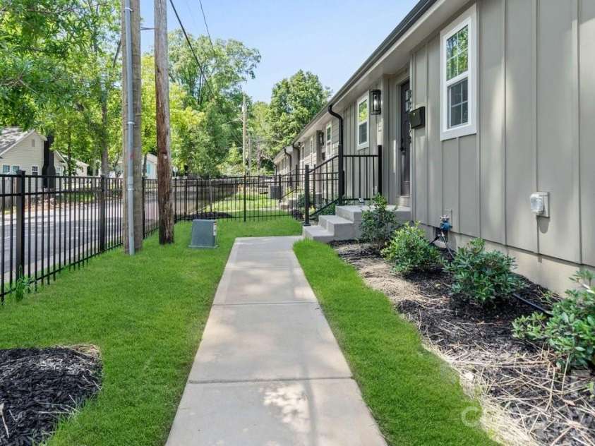3320 Boyd Street, Charlotte, NC 28208.  MLS# CAR4380768, YatesRealty ID 27818. 3320 Boyd St, Unit: B - Sidewalk View