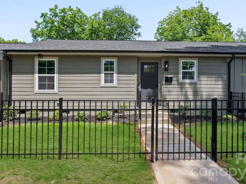 3320 Boyd Street, Charlotte, NC 28208.  MLS# CAR4420318, YatesRealty ID 27818. 3320 Boyd St, Unit: A - Front View