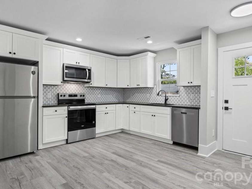 3320 Boyd Street, Charlotte, NC 28208.  MLS# CAR4420318, YatesRealty ID 27818. 3320 Boyd St, Unit: A - Kitchen View