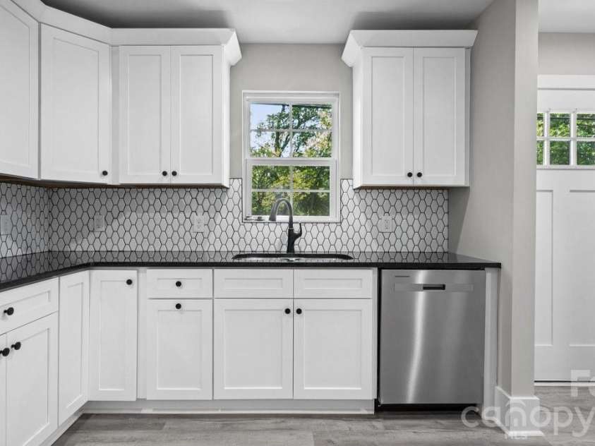 3320 Boyd Street, Charlotte, NC 28208.  MLS# CAR4420318, YatesRealty ID 27818. 3320 Boyd St, Unit: A - Kitchen View
