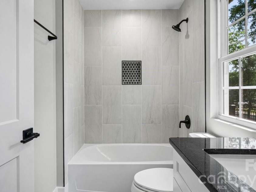3320 Boyd Street, Charlotte, NC 28208.  MLS# CAR4420318, YatesRealty ID 27818. 3320 Boyd St, Unit: A - Master Bathroom