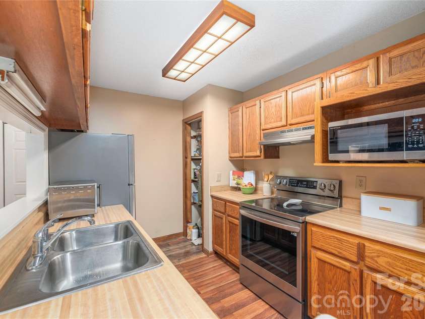100 Bristol Lane, Maggie Valley, NC 28751.  MLS# CAR4388389, YatesRealty ID 27819. 