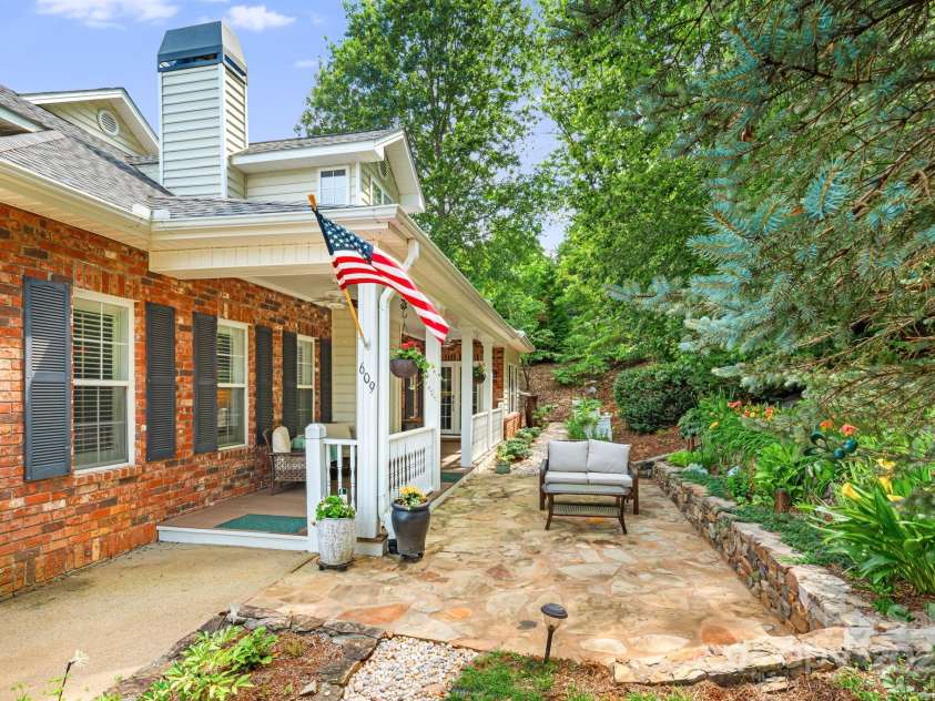 609 Carriage Commons Drive, Hendersonville, NC 28791.  MLS# CAR4271397, YatesRealty ID 27819. 