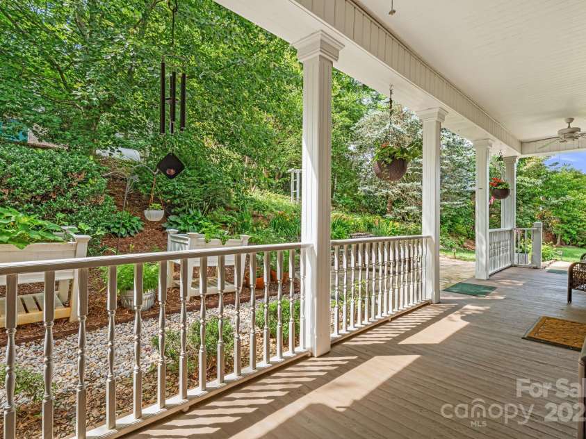 609 Carriage Commons Drive, Hendersonville, NC 28791.  MLS# CAR4271397, YatesRealty ID 27819. 