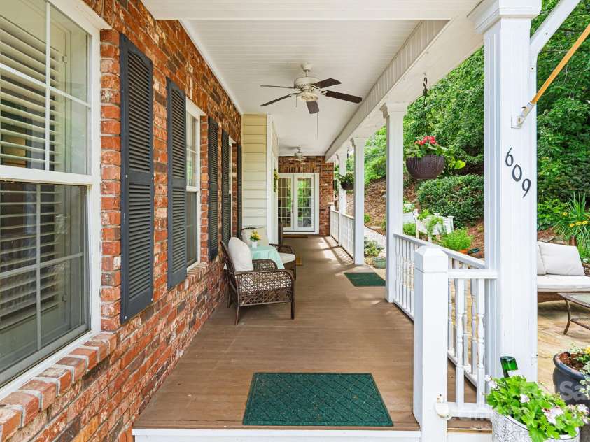 609 Carriage Commons Drive, Hendersonville, NC 28791.  MLS# CAR4271397, YatesRealty ID 27819. 