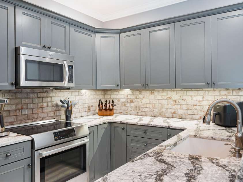 609 Carriage Commons Drive, Hendersonville, NC 28791.  MLS# CAR4271397, YatesRealty ID 27819. 