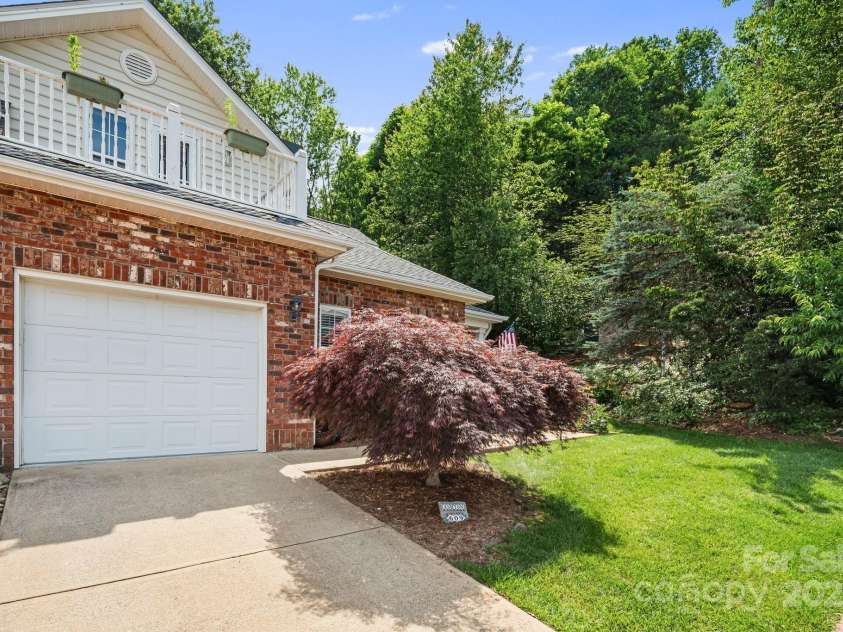 609 Carriage Commons Drive, Hendersonville, NC 28791.  MLS# CAR4271397, YatesRealty ID 27819. 