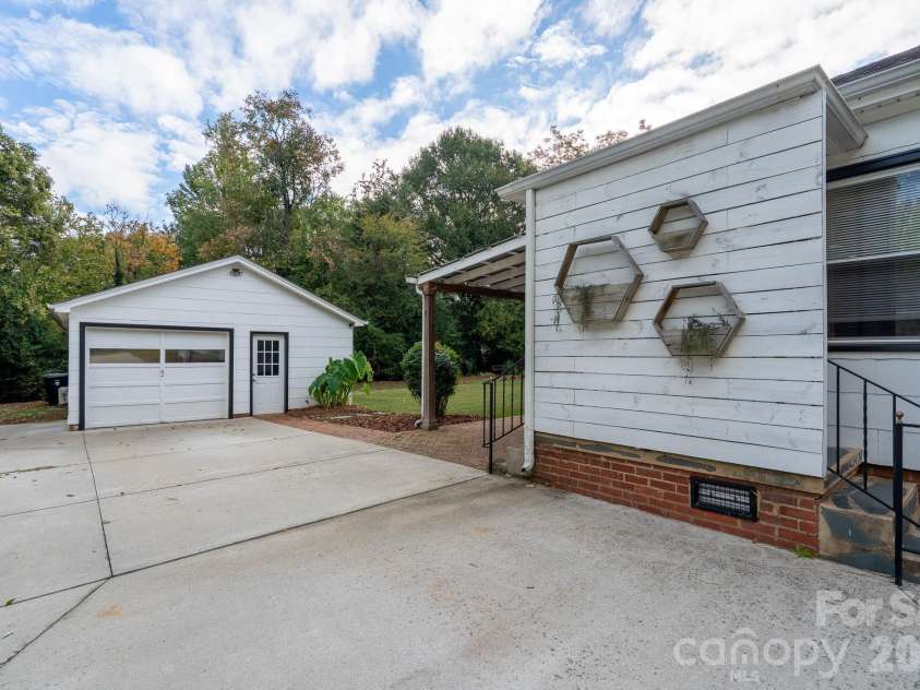 745 Carolyn Drive, Concord, NC 28025.  MLS# CAR4304262, YatesRealty ID 2782. 