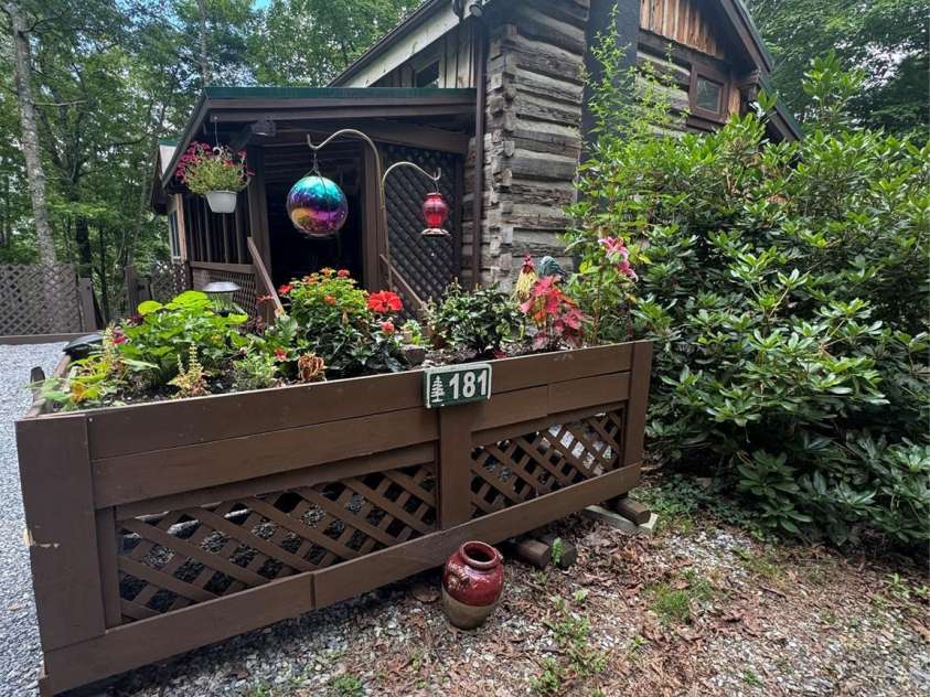 181 Oak Lane, Newland, NC 28657.  MLS# CAR4284410, YatesRealty ID 27820. 