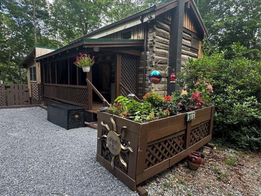 181 Oak Lane, Newland, NC 28657.  MLS# CAR4284410, YatesRealty ID 27820. 