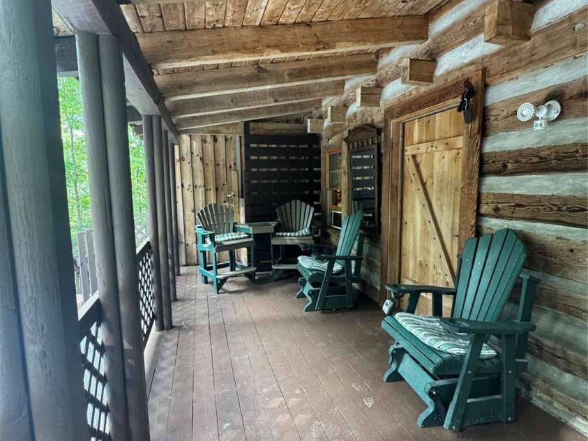 181 Oak Lane, Newland, NC 28657.  MLS# CAR4284410, YatesRealty ID 27820. Front Porch