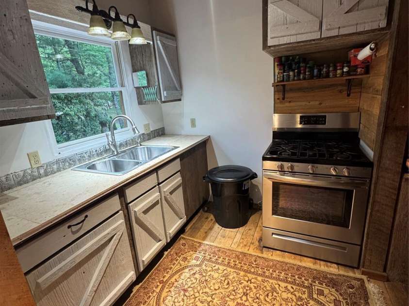 181 Oak Lane, Newland, NC 28657.  MLS# CAR4284410, YatesRealty ID 27820. Kitchen