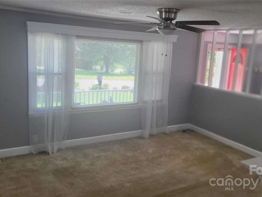 1632 Kimberly Drive, Gastonia, NC 28052.  MLS# CAR4274703, YatesRealty ID 27821. Living rm