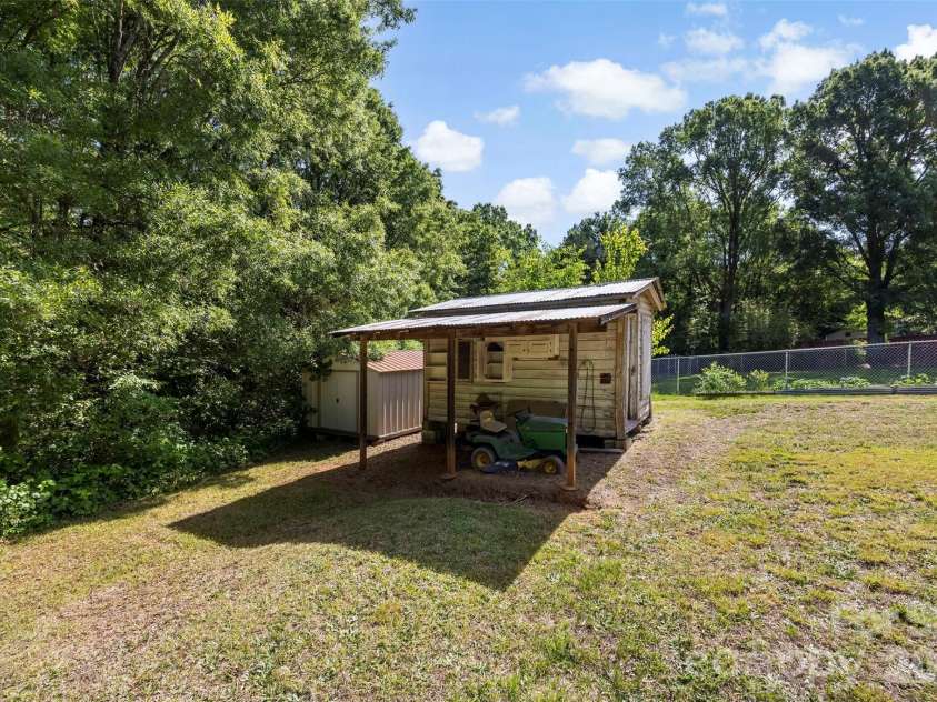 44 Dulin Drive, Concord, NC 28027.  MLS# CAR4376596, YatesRealty ID 27821. 