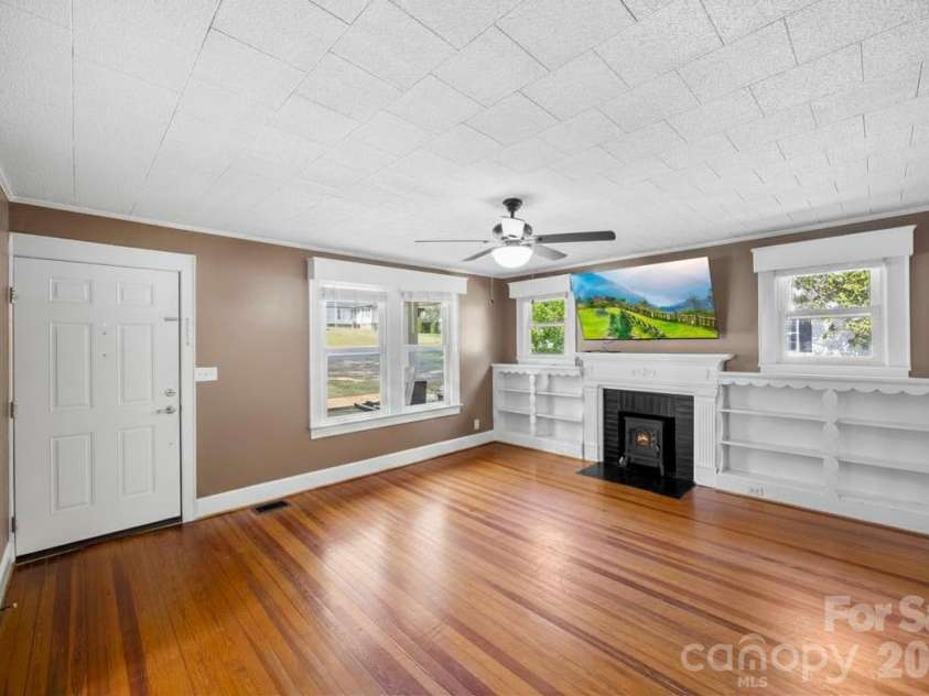 44 Dulin Drive, Concord, NC 28027.  MLS# CAR4376596, YatesRealty ID 27821. Welcome Home! Take a look at the built ins!