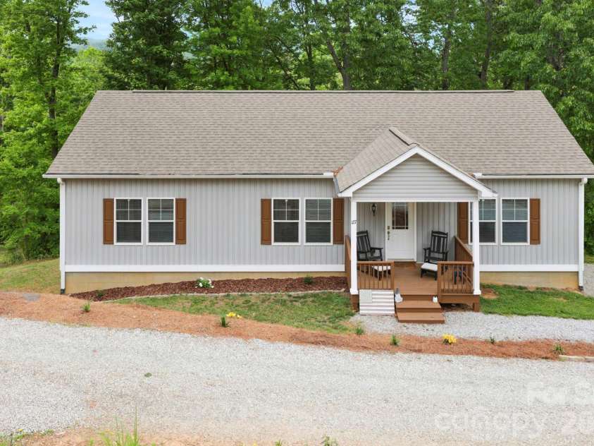 127 Cairens Ridge Drive, Mills River, NC 28759.  MLS# CAR4380614, YatesRealty ID 27823. 