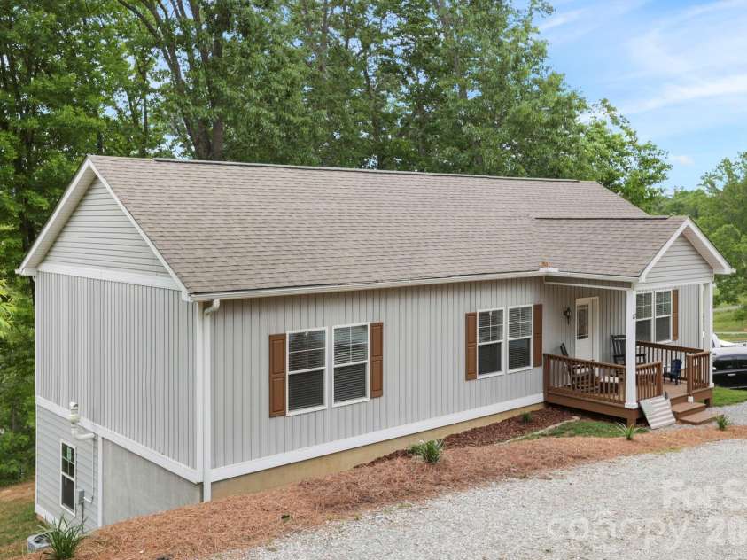 127 Cairens Ridge Drive, Mills River, NC 28759.  MLS# CAR4380614, YatesRealty ID 27823. 