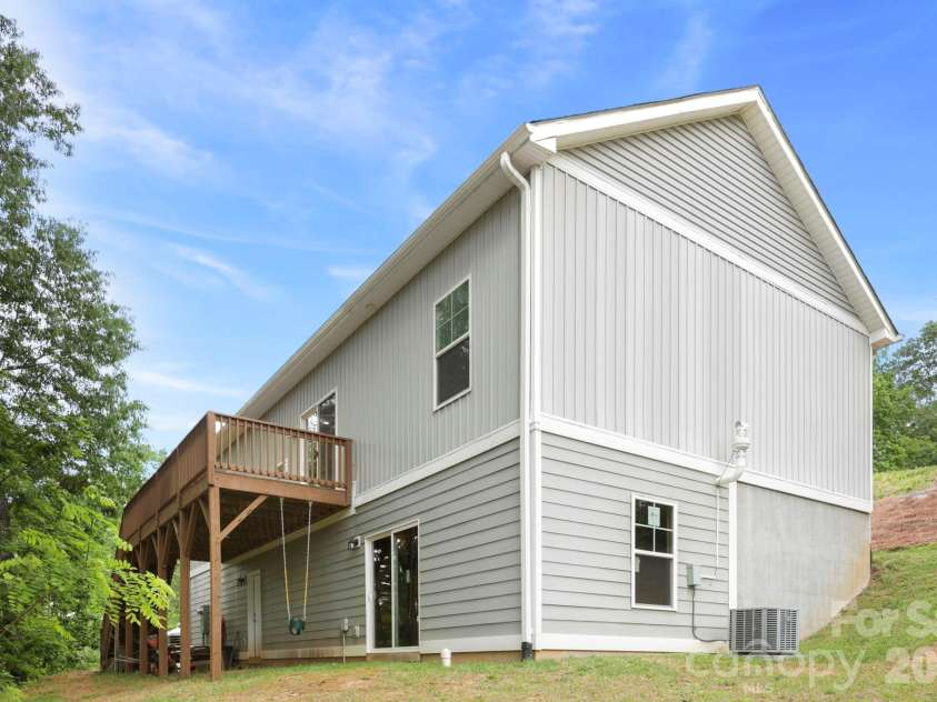 127 Cairens Ridge Drive, Mills River, NC 28759.  MLS# CAR4380614, YatesRealty ID 27823. 