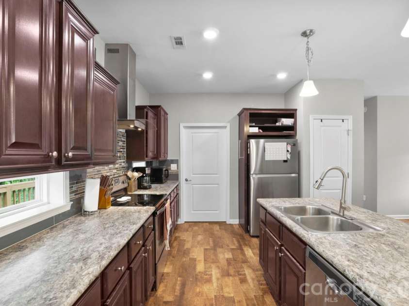127 Cairens Ridge Drive, Mills River, NC 28759.  MLS# CAR4380614, YatesRealty ID 27823. 