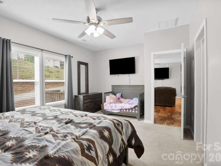 127 Cairens Ridge Drive, Mills River, NC 28759.  MLS# CAR4380614, YatesRealty ID 27823. 