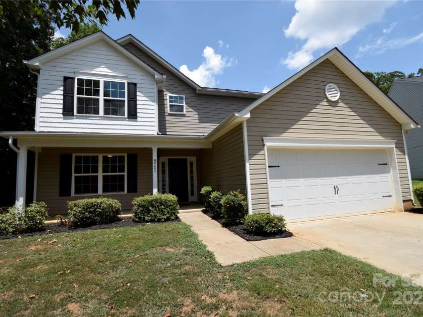 9721 Castle Terrace Court, Charlotte, NC 28215.  MLS# CAR4285111, YatesRealty ID 27823. 