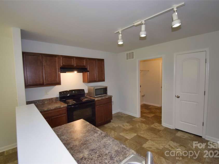 9721 Castle Terrace Court, Charlotte, NC 28215.  MLS# CAR4285111, YatesRealty ID 27823. 