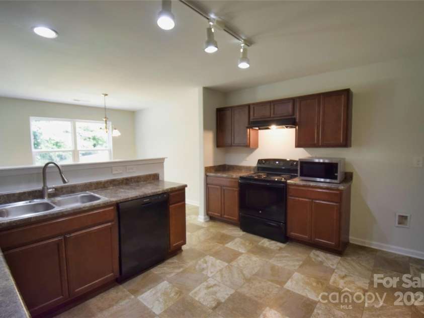 9721 Castle Terrace Court, Charlotte, NC 28215.  MLS# CAR4285111, YatesRealty ID 27823. 