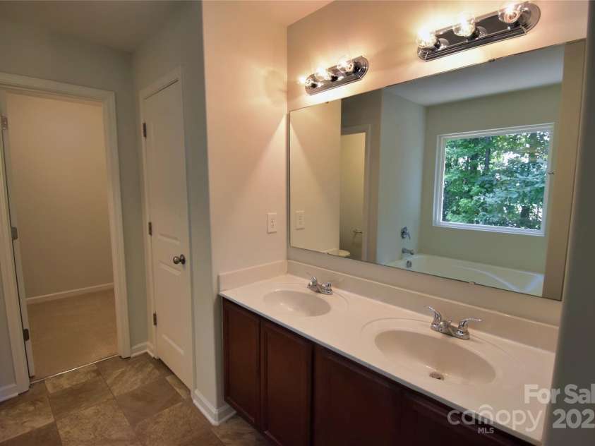 9721 Castle Terrace Court, Charlotte, NC 28215.  MLS# CAR4285111, YatesRealty ID 27823. 