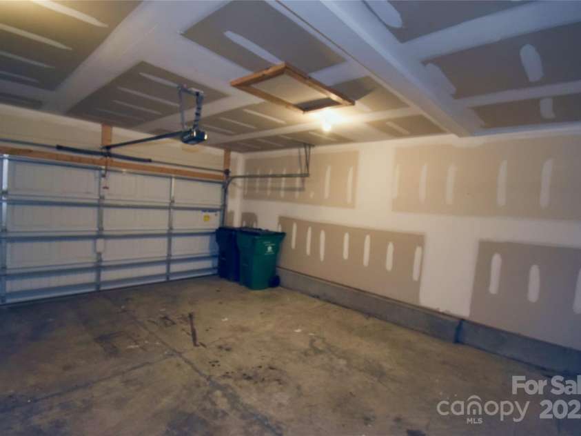 9721 Castle Terrace Court, Charlotte, NC 28215.  MLS# CAR4285111, YatesRealty ID 27823. 