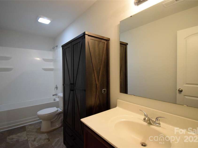 9721 Castle Terrace Court, Charlotte, NC 28215.  MLS# CAR4285111, YatesRealty ID 27823. 