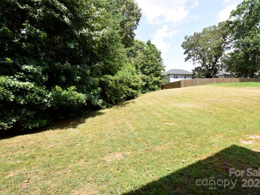 9721 Castle Terrace Court, Charlotte, NC 28215.  MLS# CAR4285111, YatesRealty ID 27823. 