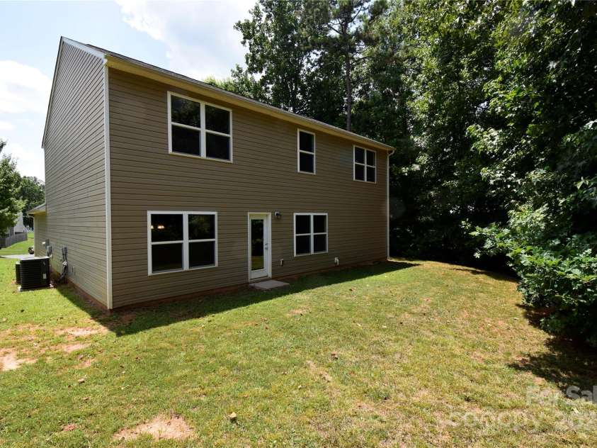 9721 Castle Terrace Court, Charlotte, NC 28215.  MLS# CAR4285111, YatesRealty ID 27823. 