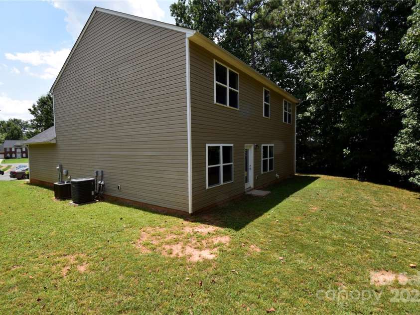 9721 Castle Terrace Court, Charlotte, NC 28215.  MLS# CAR4285111, YatesRealty ID 27823. 
