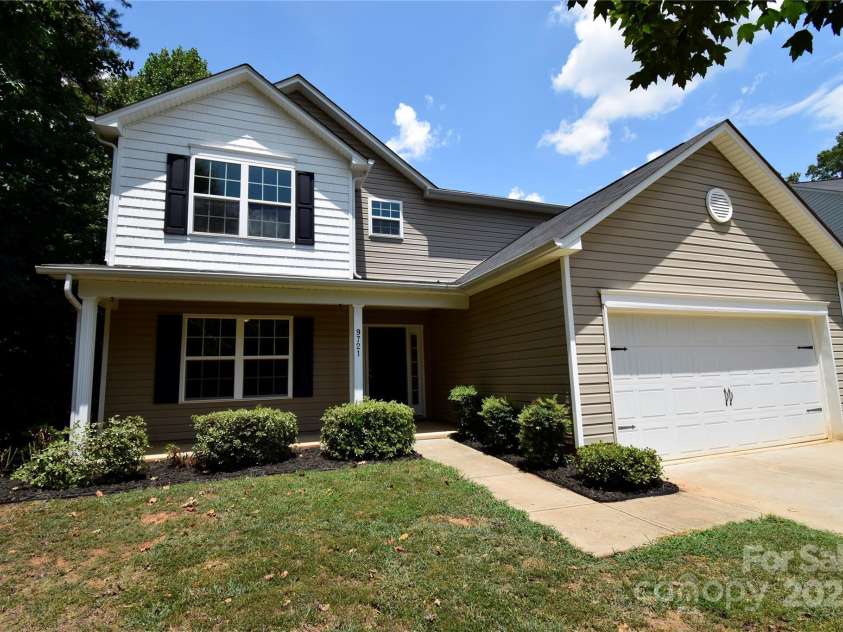 9721 Castle Terrace Court, Charlotte, NC 28215.  MLS# CAR4285111, YatesRealty ID 27823. 