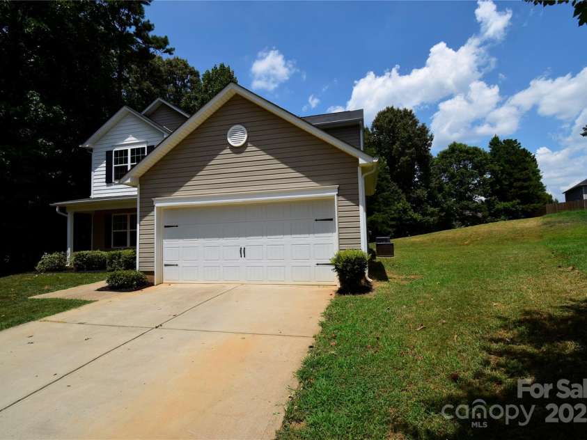 9721 Castle Terrace Court, Charlotte, NC 28215.  MLS# CAR4285111, YatesRealty ID 27823. 