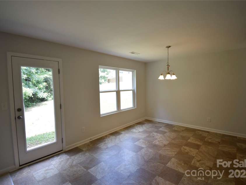 9721 Castle Terrace Court, Charlotte, NC 28215.  MLS# CAR4285111, YatesRealty ID 27823. Dining