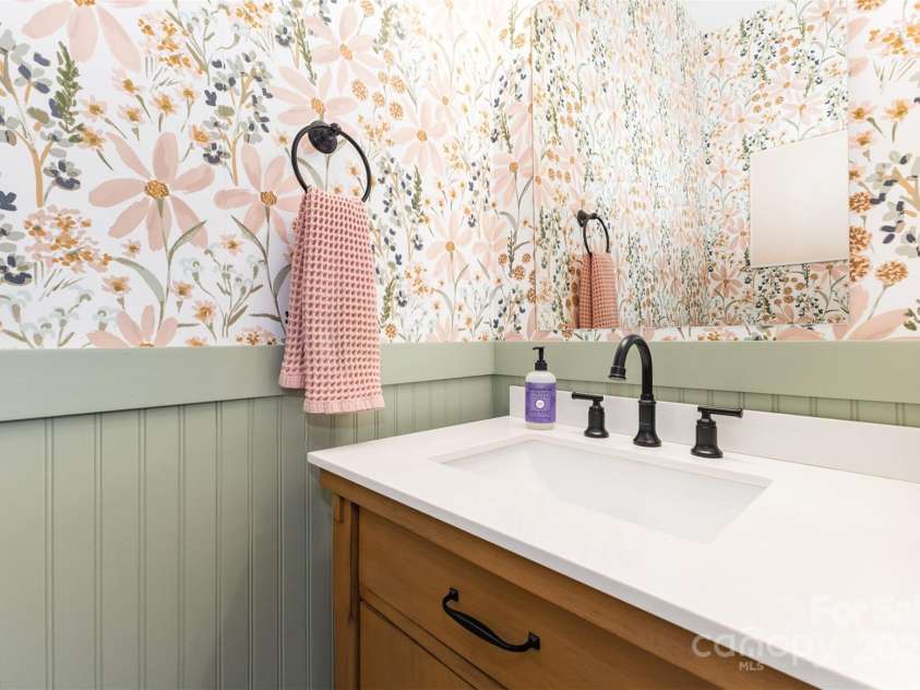 526 Trail Ridge Road, Matthews, NC 28105.  MLS# CAR4279013, YatesRealty ID 27824. 1st floor powder room
