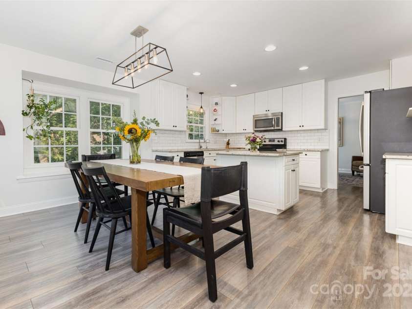 526 Trail Ridge Road, Matthews, NC 28105.  MLS# CAR4279013, YatesRealty ID 27824. Breakfast/dining area in kitchen