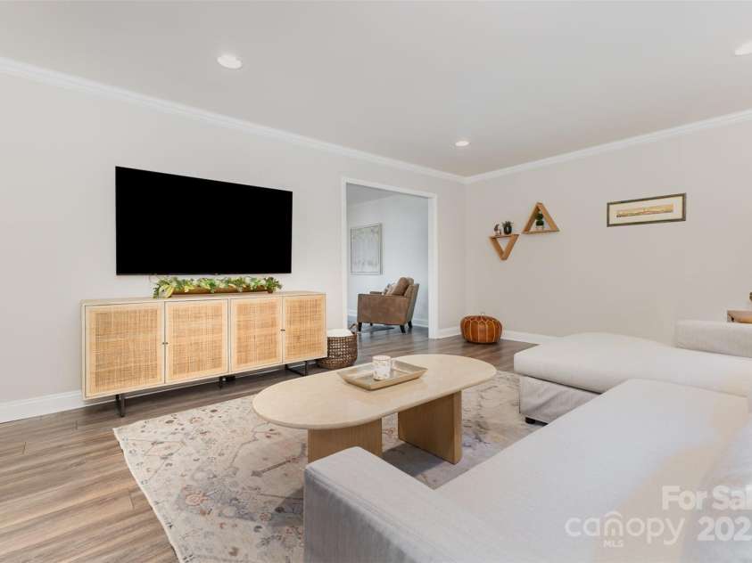 526 Trail Ridge Road, Matthews, NC 28105.  MLS# CAR4279013, YatesRealty ID 27824. Family Room (2)