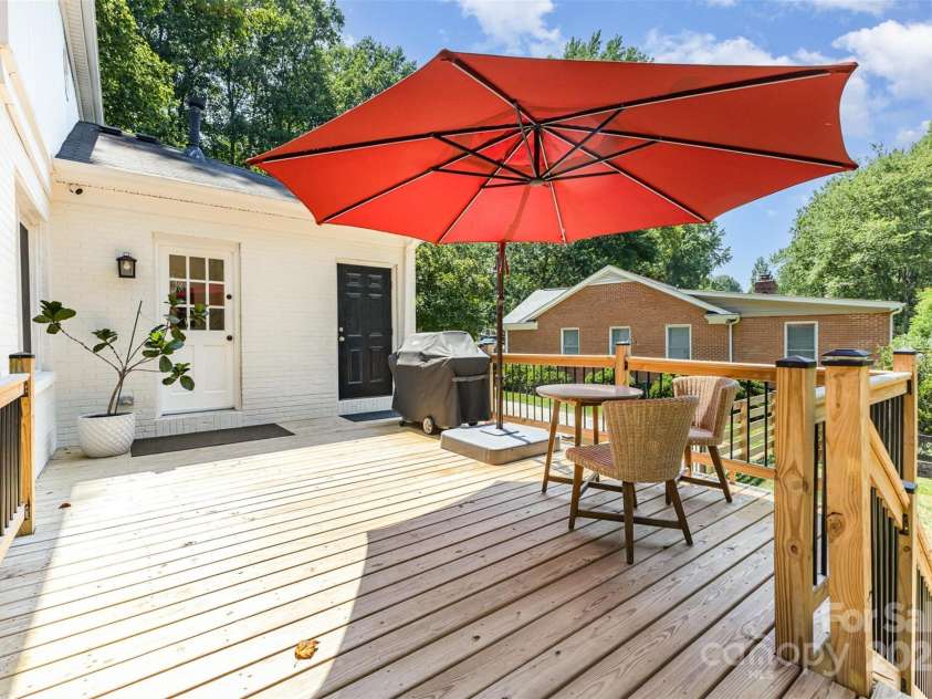 526 Trail Ridge Road, Matthews, NC 28105.  MLS# CAR4279013, YatesRealty ID 27824. Large deck off kitchen/breakfast area