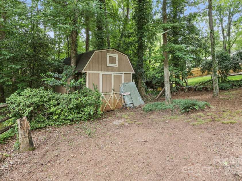 1517 Barden Road, Charlotte, NC 28226.  MLS# CAR4266638, YatesRealty ID 27825. 