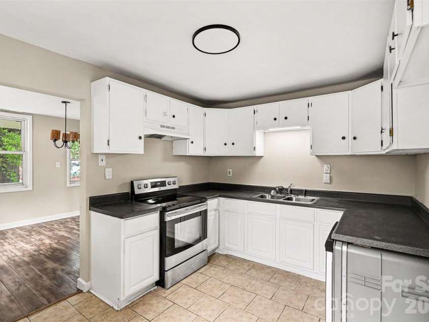 1820 Genesis Park Place, Charlotte, NC 28206.  MLS# CAR4387246, YatesRealty ID 27826. 