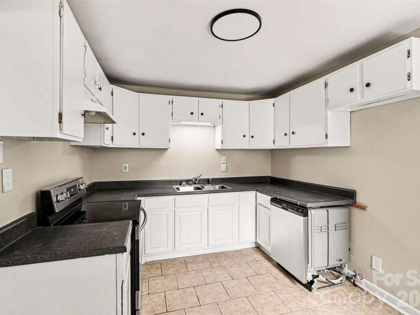1820 Genesis Park Place, Charlotte, NC 28206.  MLS# CAR4387246, YatesRealty ID 27826. 
