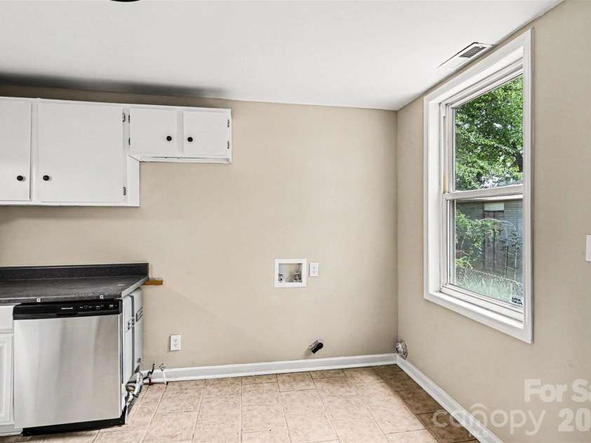 1820 Genesis Park Place, Charlotte, NC 28206.  MLS# CAR4387246, YatesRealty ID 27826. 